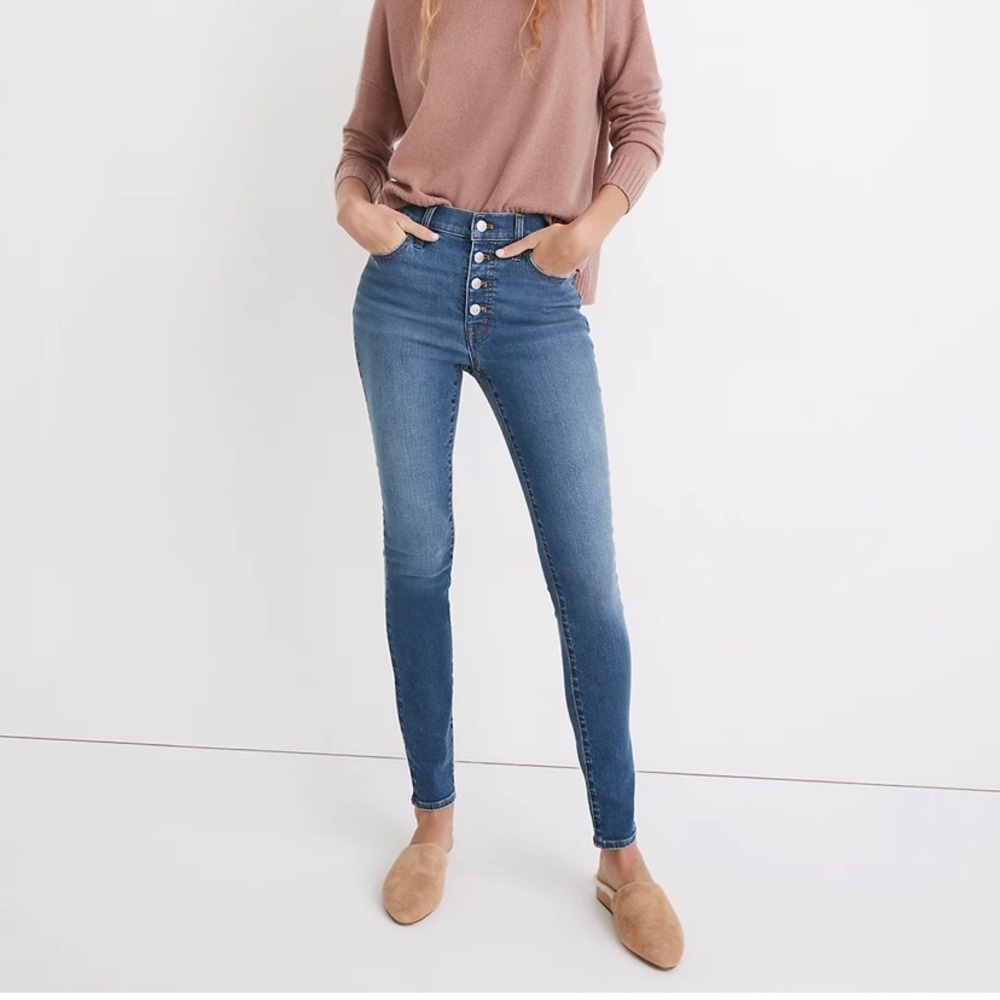 9" Mid-Rise Skinny Jeans in Varney Wash: Button-Front Edition